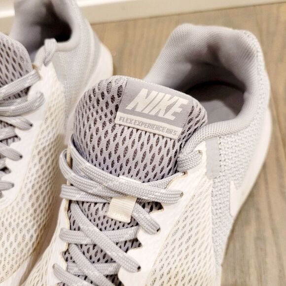 Nike Classic White & Grey Running Shoes Size: 8 US - Picture 4 of 11